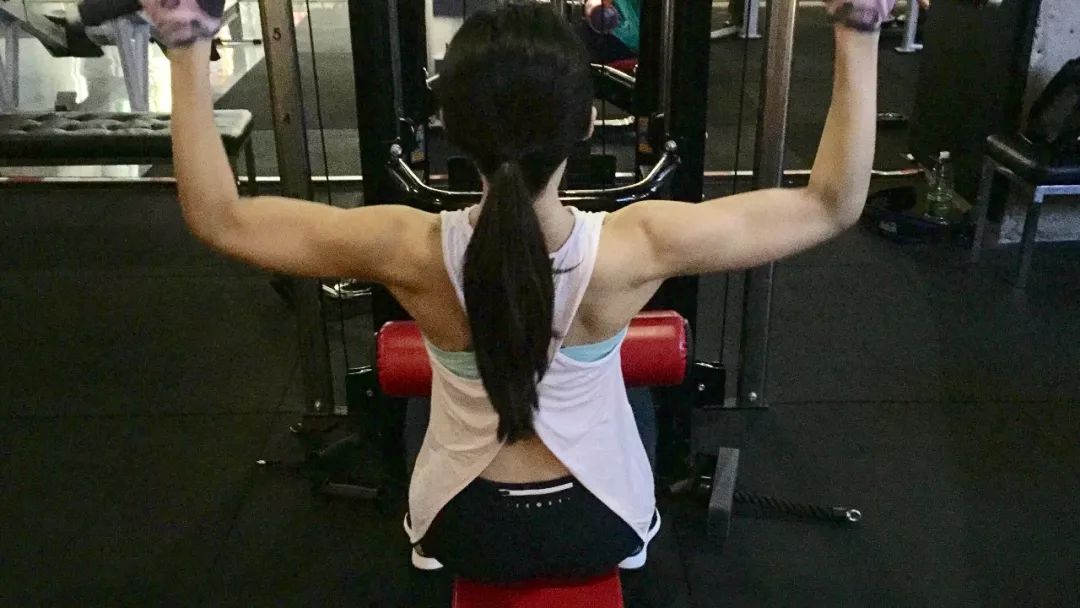 「故事」背影杀，健身让我拥有隐形的翅膀