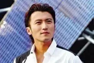 谢霆锋罕见谈感情，下意识的一句话，终于明白他为何如此痴迷王菲