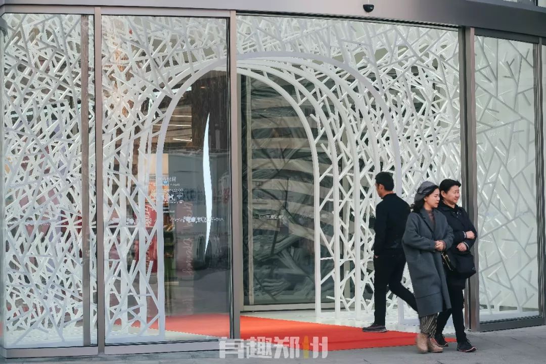 实地测评，周末被挤爆的郑州建业凯旋广场，到底有什么好逛的？