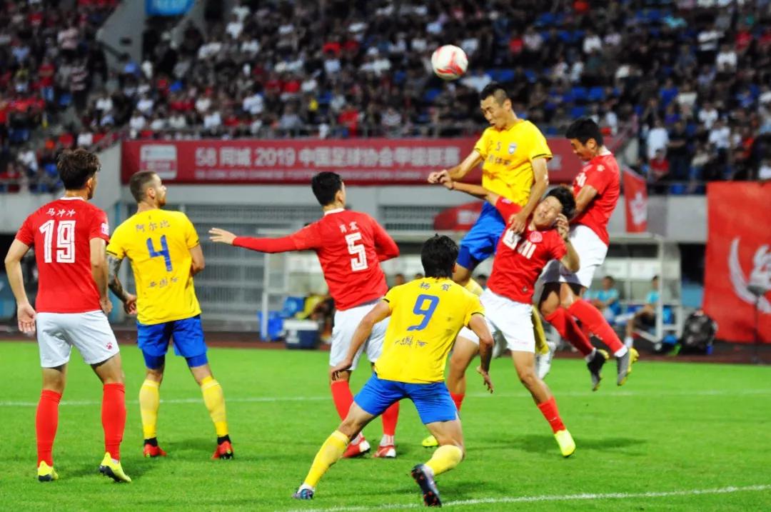 西安正在建设的足球场,西安7人制足球场翻修施工