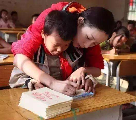 孩子性格倔强固执该怎么去引导,孩子倔强任性该怎么管教