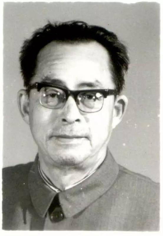 潜伏首播是哪一年,潜伏电视剧中真正的逃犯是谁