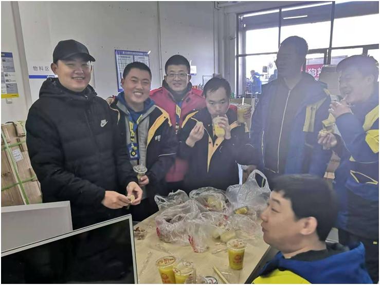 逆行坚守的快递小哥,暴雪逆行者的视频