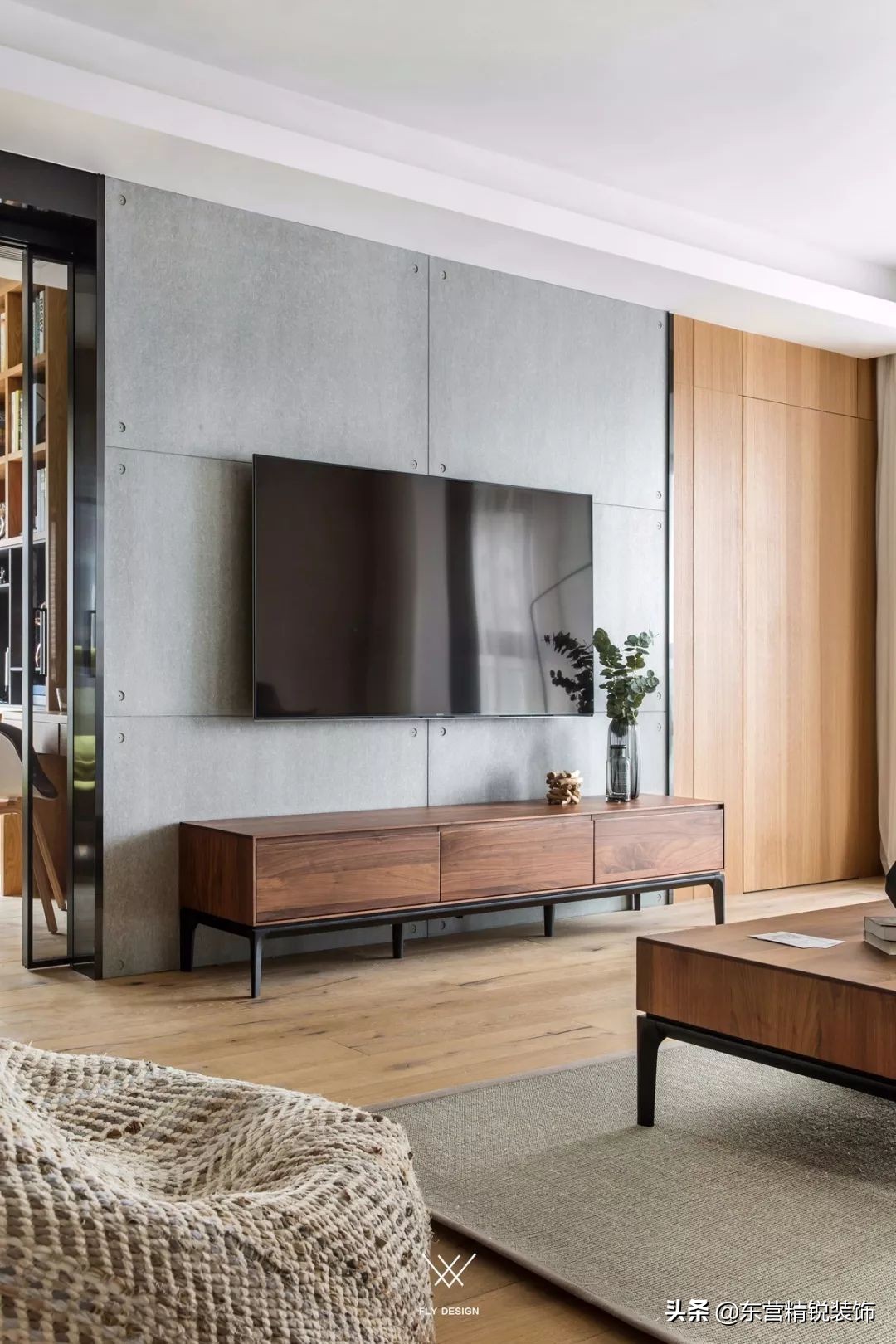 主卧背景墙护墙板装修效果图大全,100平方现代轻奢护墙板装修多少钱