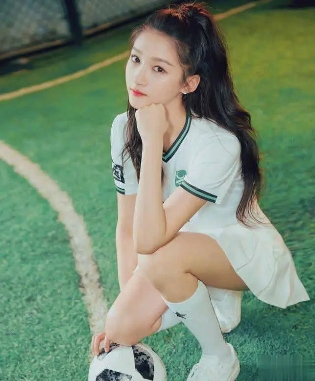 时尚潮流黑袜,今年流行的黑袜