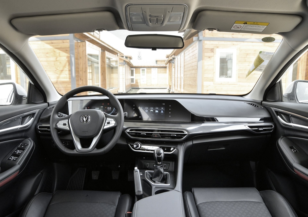 长安逸动家用代步值得购买吗,新款长安逸动手动豪华版