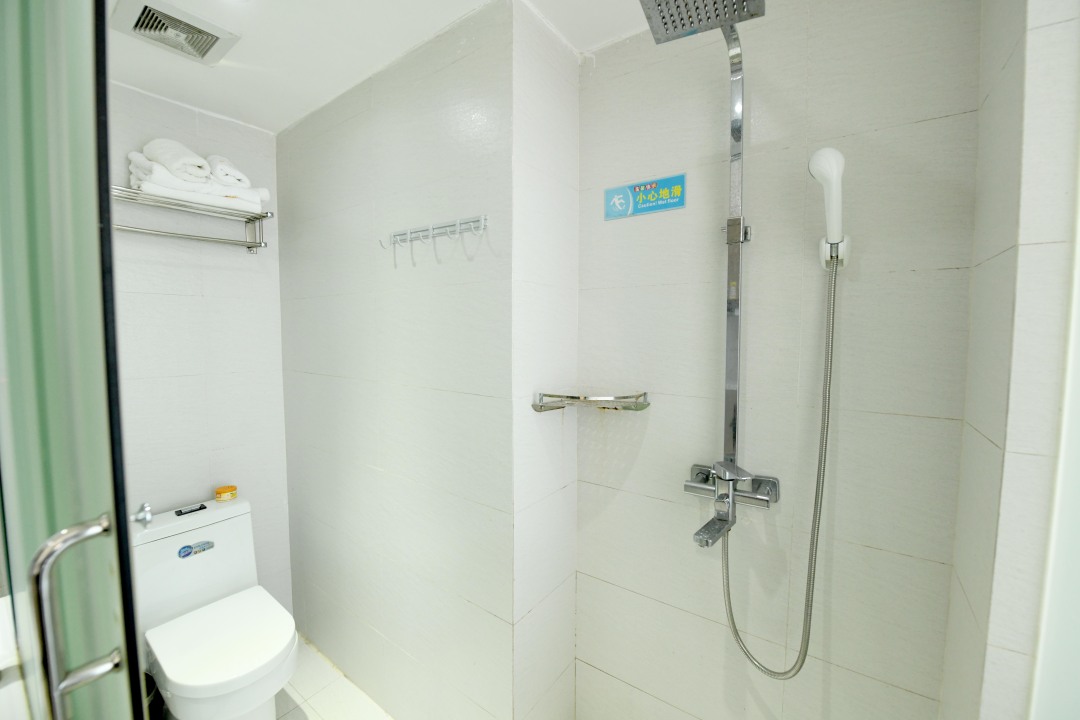 阳光沙滩海浪去玩水,天气热了到海边走走