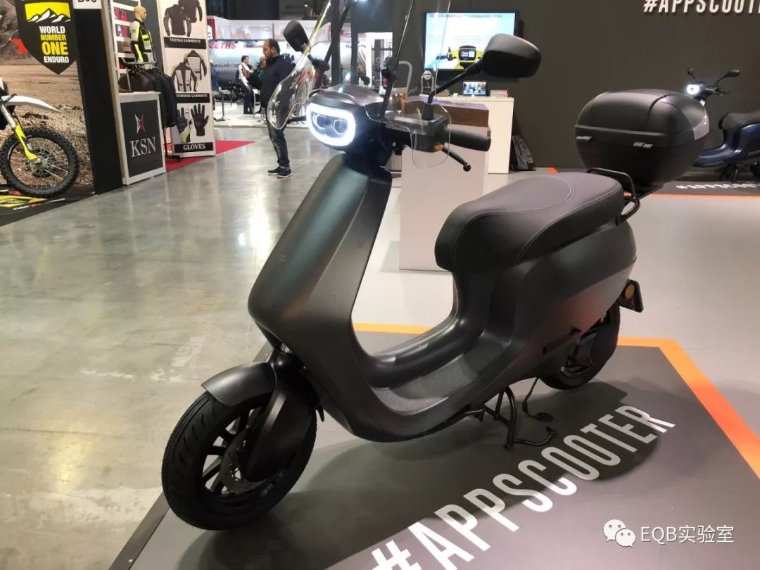 「米兰展独家」弯的电池？可当作充电宝的电池？外国人真会玩！