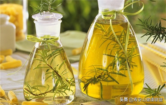 迷迭香精油的功效与作用及怎么使用,迷迭香精油的功效与作用图片