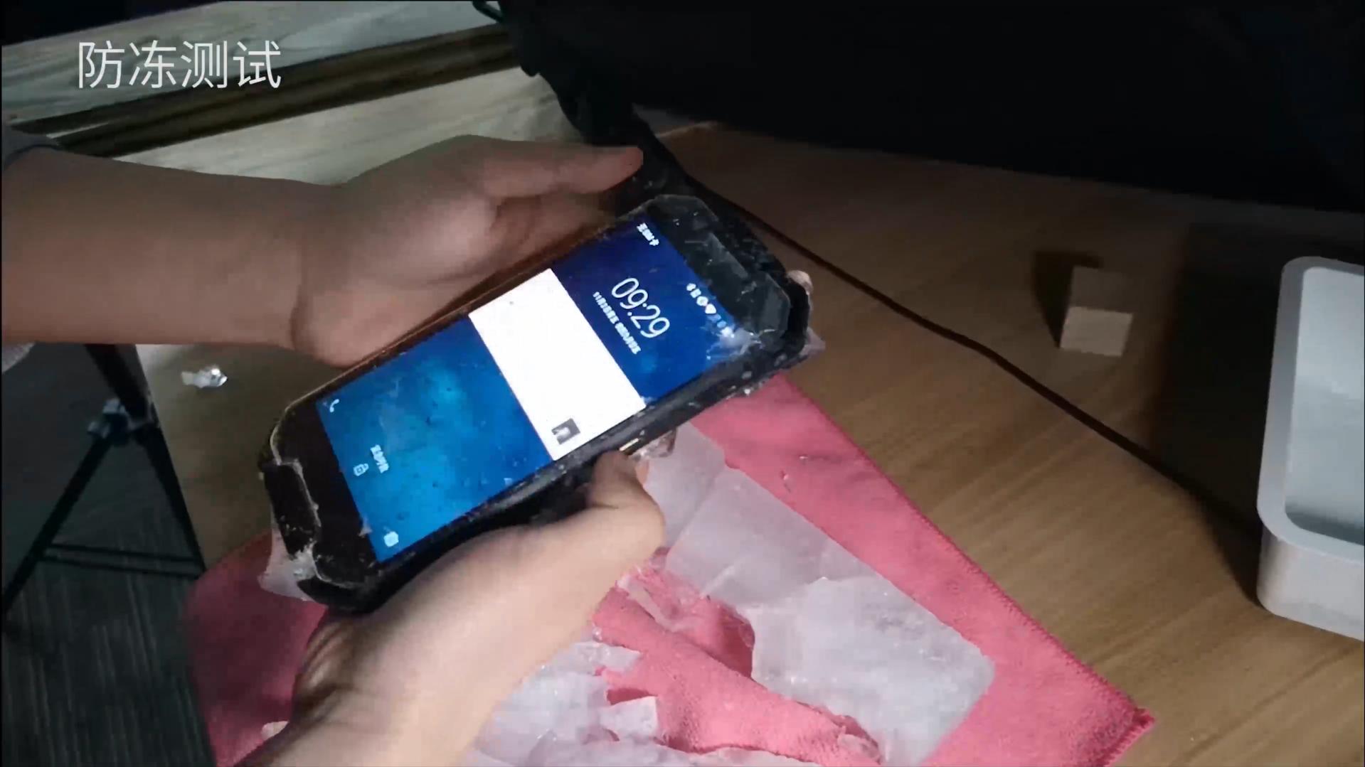 极限“破冰测试”,这款国产三防手机冻成冰都能玩