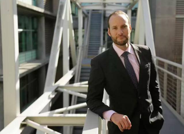 最近去美国小心!过境被罚$5700,80人武装抢商场,铁锤帮暴砸珠宝店