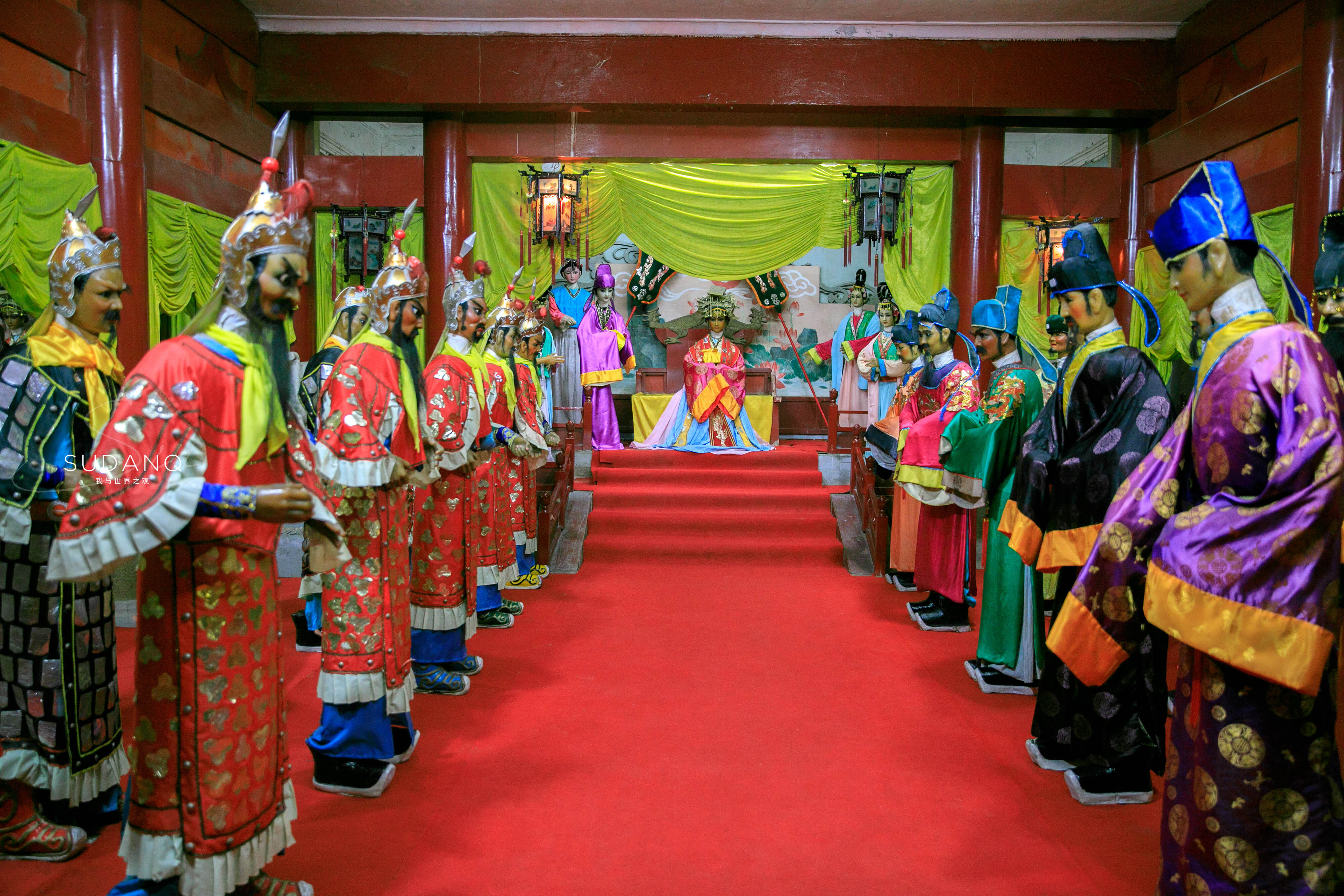 进入乾陵门口的石像,被真人雕像吓到