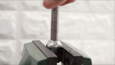 日本小哥用攒了一年的「指甲」给女友做了个钻戒？网友：妈呀变态