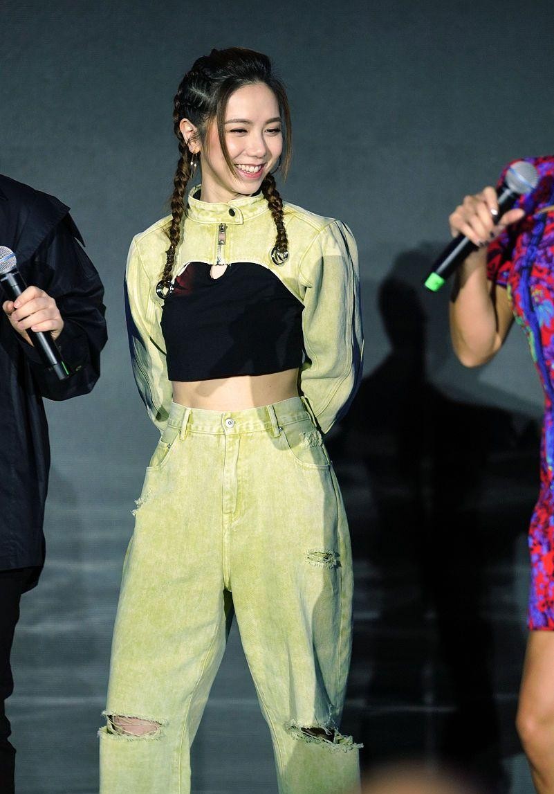 邓紫棋最近皮裤造型,邓紫棋最近几年穿皮裤