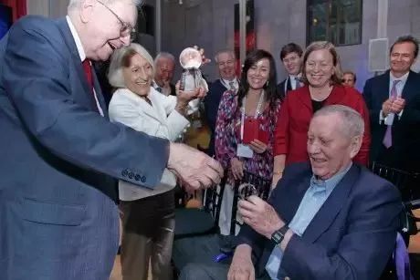 戴15元手表,租一居室,秘密捐出560亿,他真正活出了上帝模样!