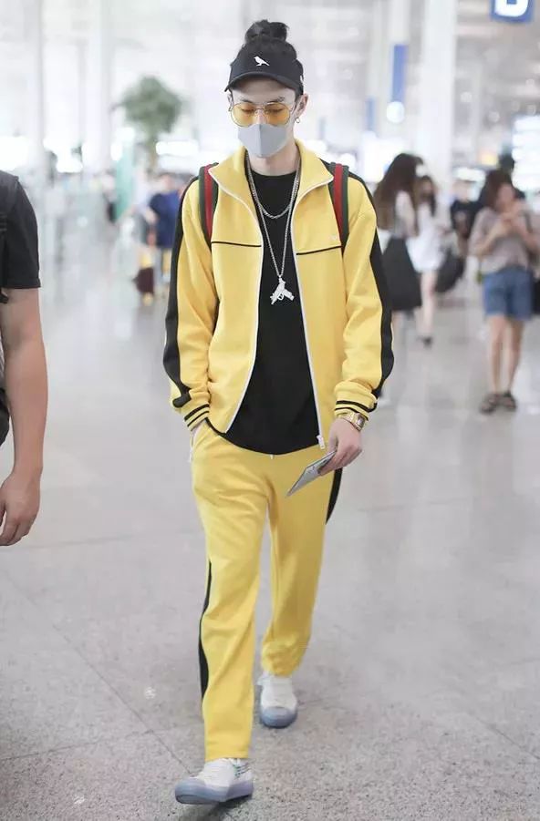 都说明星买鞋容易,看王鹤棣什么水平,万元神鞋打球扫雪毫不心疼