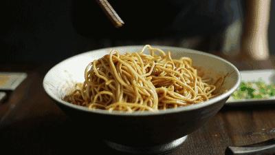 武汉人的过早莫过于一碗热干面,一碗热干面是武汉人最顽强的味道