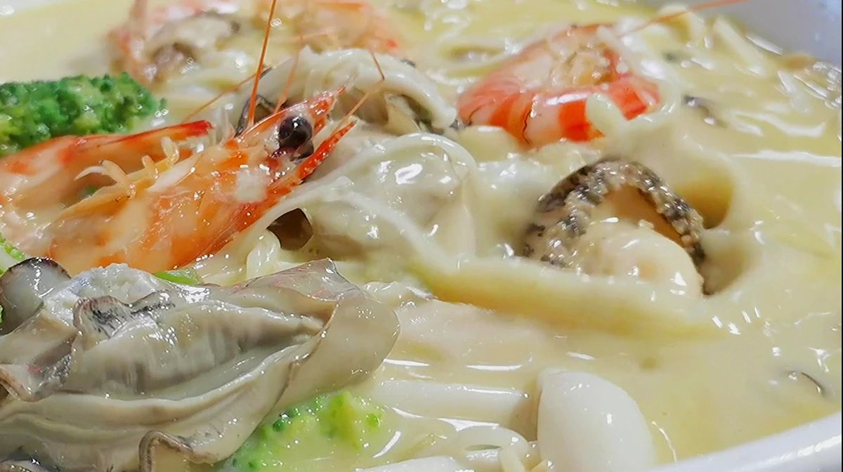 镇江最牛气冲天、最草根无名的锅盖面齐飞，别地再没面条可入眼