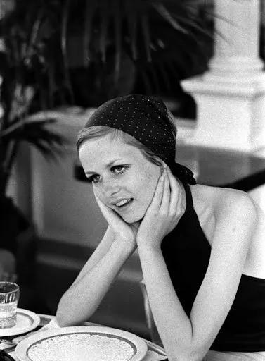 体重41kg的她，*翻推**了梦露性感丰腴的审美革命，成划时代流行符号