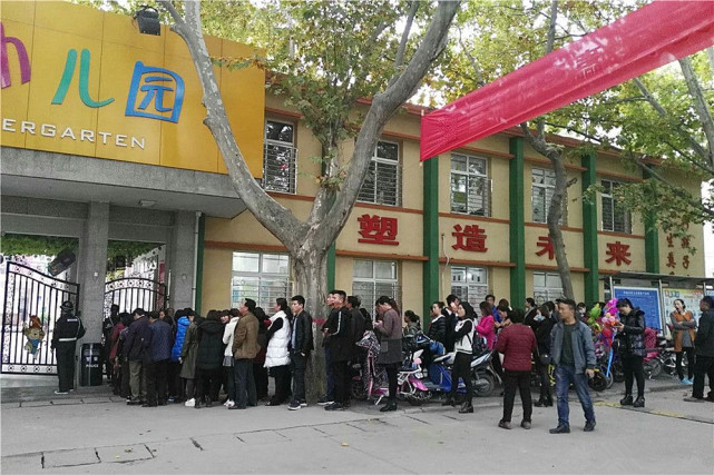 中国家长接送孩子放学,国外父母接送孩子上学