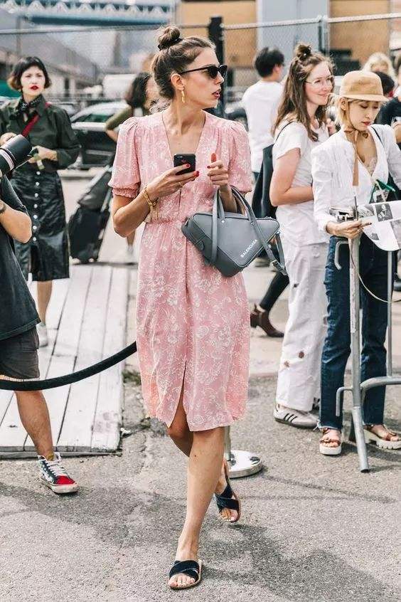 春夏碎花裙显瘦,春夏必买的裙子