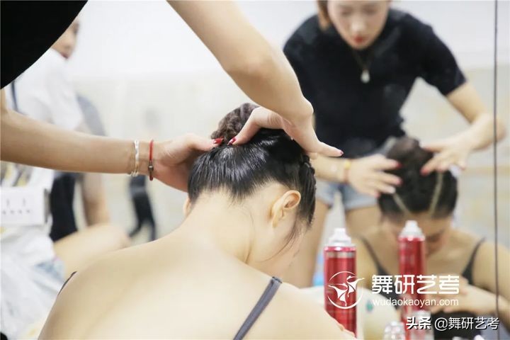 最简单的盘头方法学生版,舞蹈生快速盘头发