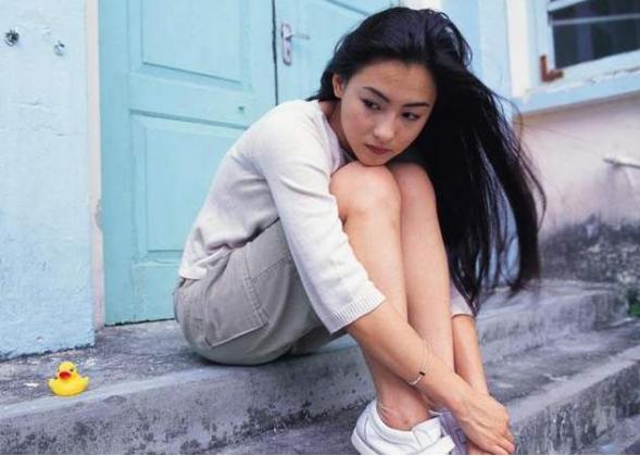 阿娇头部受伤缠绷带照曝光,阿娇受伤后拆绷带首露面