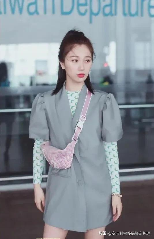 元气少女虞书欣,虞书欣日常百搭斜挎包