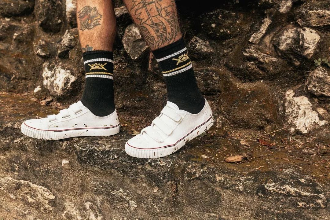 匡威帆布鞋和vans哪个好,帆布鞋不是匡威丢人吗