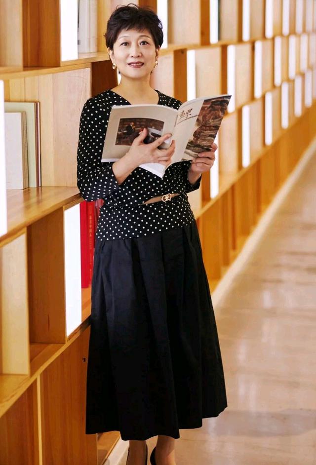 今年流行的适合40岁女人穿的裙子,有特色的裙子适合40多岁的女人穿