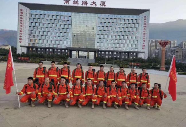 西昌19名牺牲救火队员遗体送至殡仪馆,24岁幸存者80%烧伤快当爸爸,专家分析夜晚风向突变被林火包围