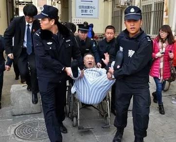 发生轻微肢体冲突，对方赖医院不出院怎么办？