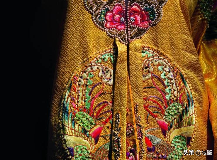 动辄数十万的京剧戏服，写满了中国故事