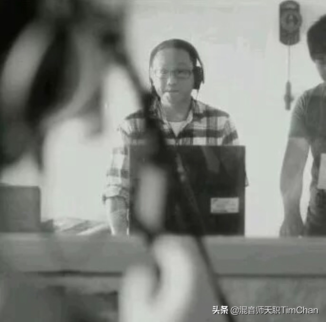 木吉他发出嗡嗡的杂音,初学吉他有杂音怎么解决