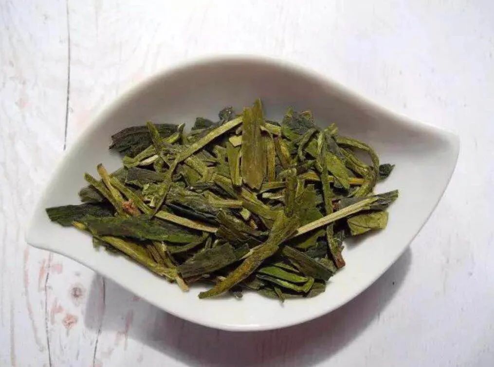 一招去除杯底霉渍,怎么洗去玻璃杯茶渍