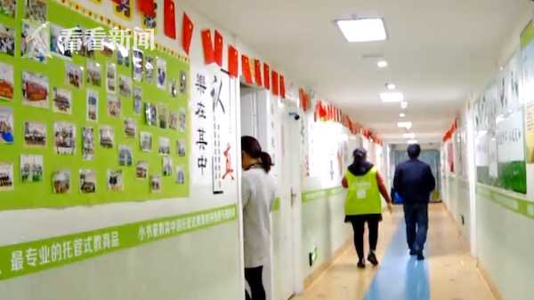 8岁男孩校外午托班被学长踹伤，隐私部位破皮出血