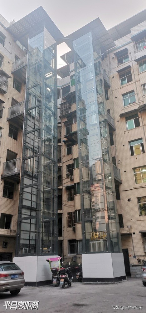 老旧小区加装外挂电梯的弊大于利,带平台的老旧小区怎么加装电梯