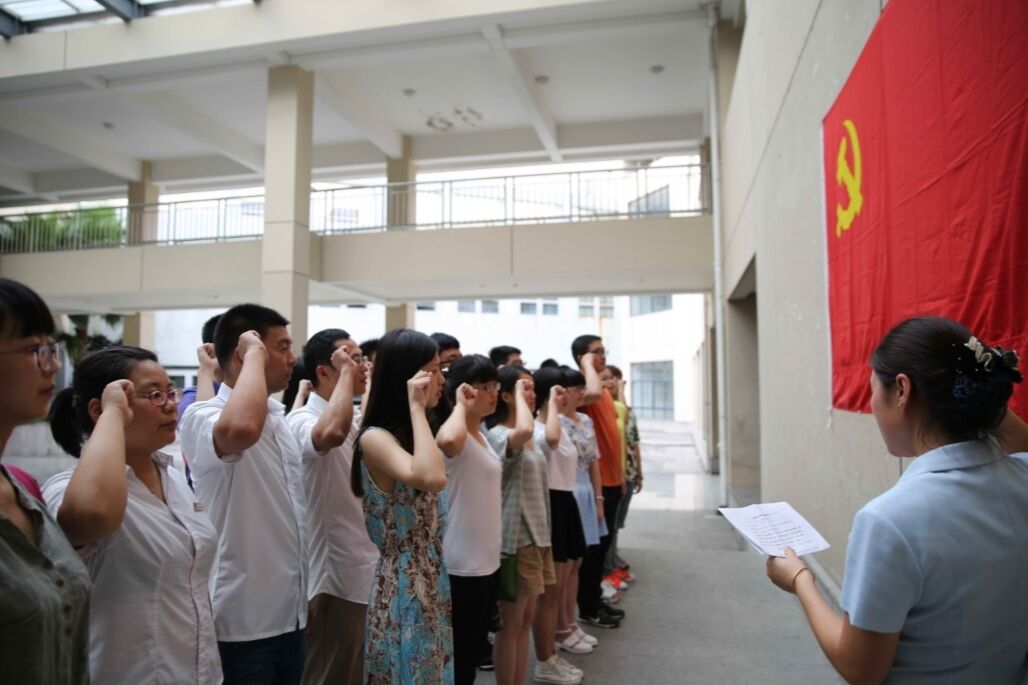 一般在大学入党辅导员会给谁,大学生入党支部书记和辅导员