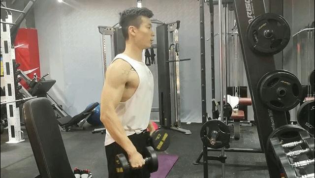 100斤瘦子增肌哑铃训练,哑铃垫高蹲练大腿内侧增肌