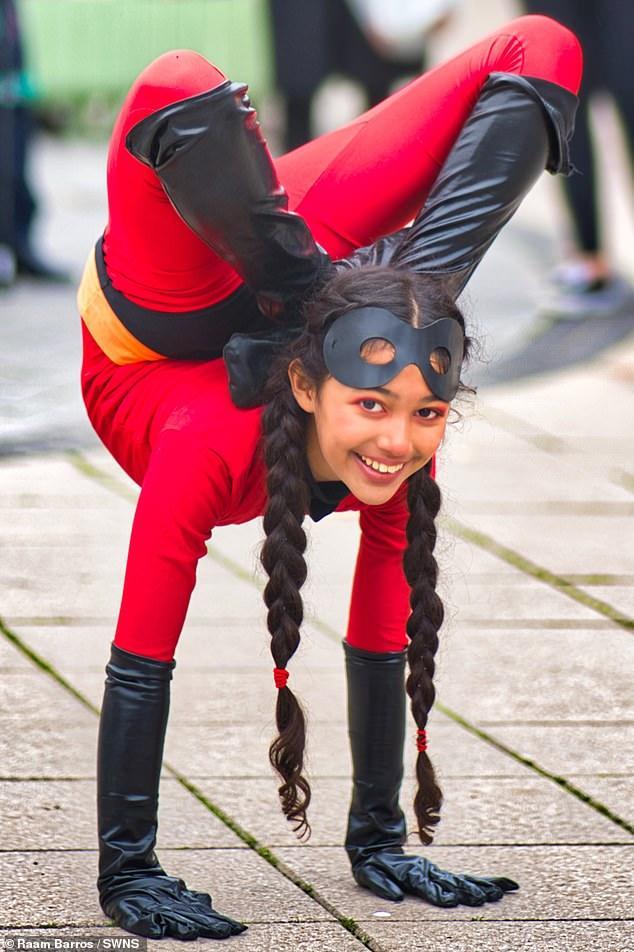 12岁女孩三重折叠柔术,英国12岁小女孩柔韧度