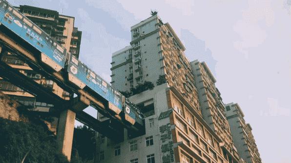 在顶楼天台打球,天台上踢球