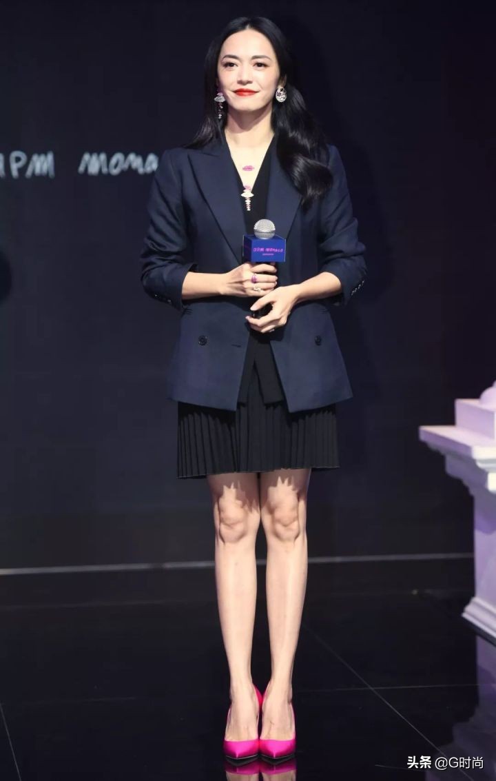 春季百褶短裙搭配不露腿,比较经典的百褶短裙搭配