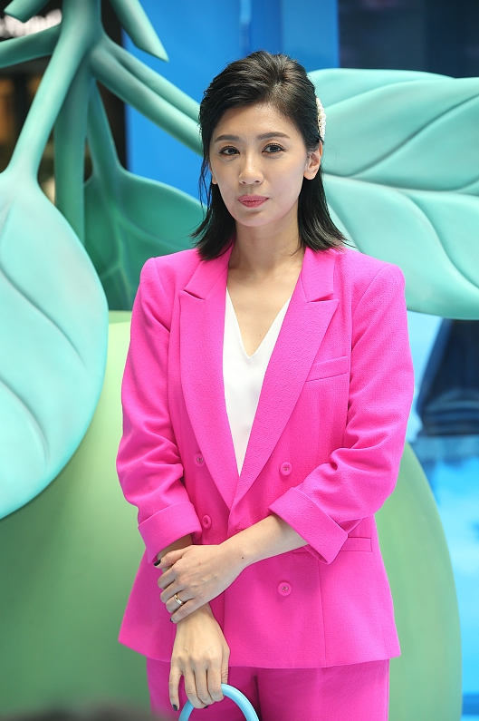 玫红色怎么穿搭不土气,玫红色如何穿好看图片