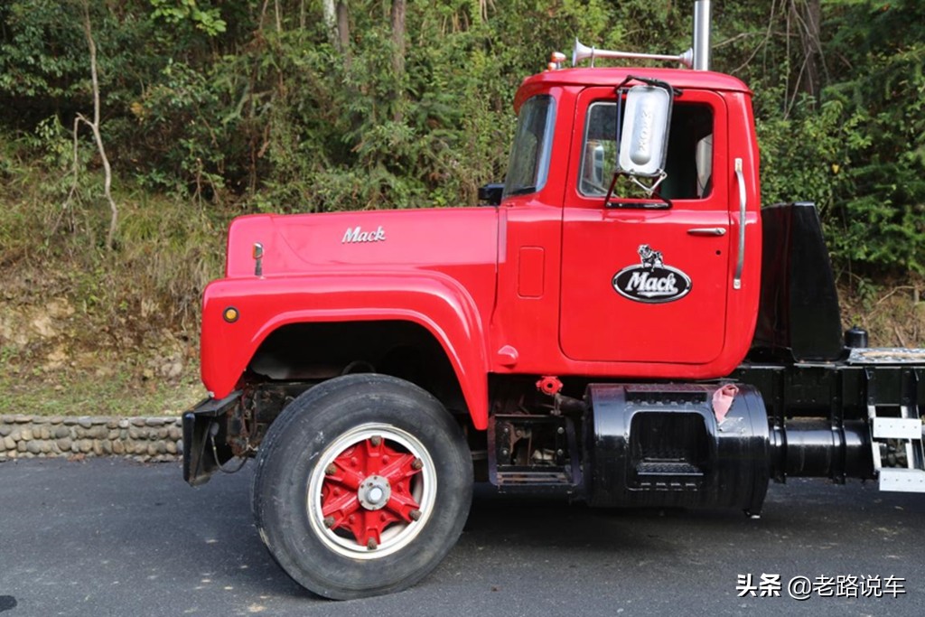 斗牛犬品牌卡车,斗牛犬在汽车上的视频