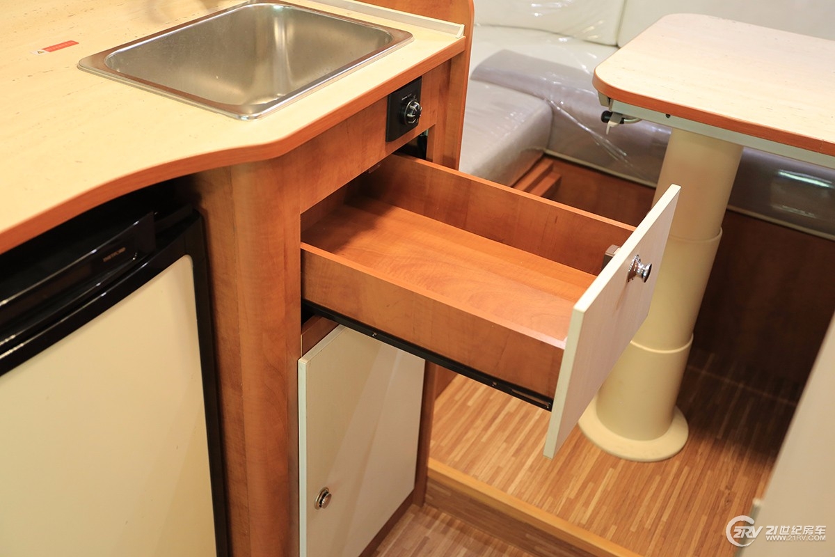 同级别房车谁敢跟它比轻量化！实拍亚特plasy631房车