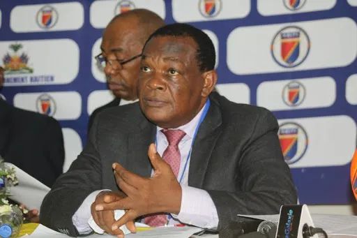 大丑闻！72岁足协主席性侵多名女球员，受访时手一直在女球员身上