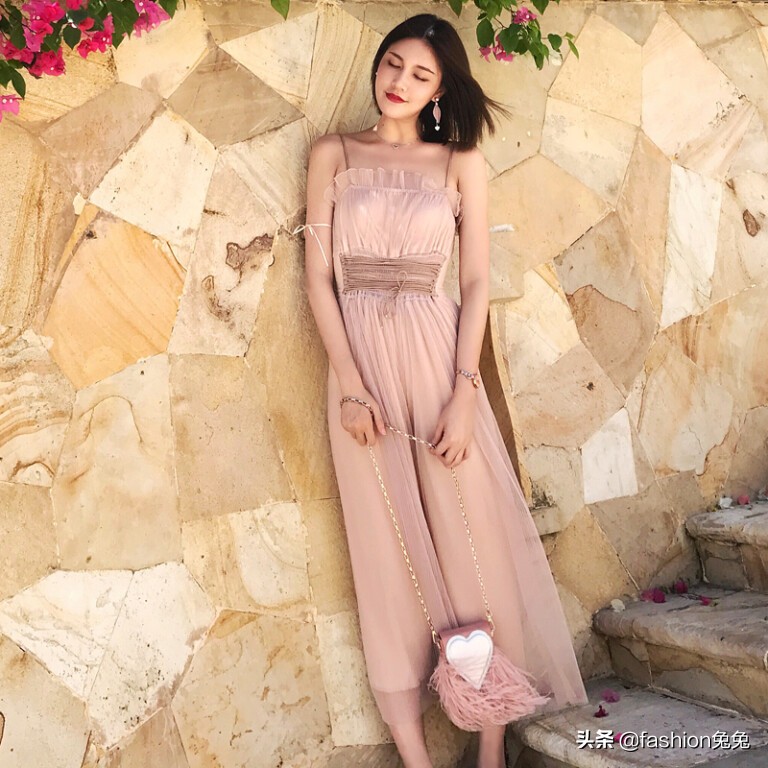 气质连体裤洋气减龄女人味十足,女人味十足的亮面连体裤搭配