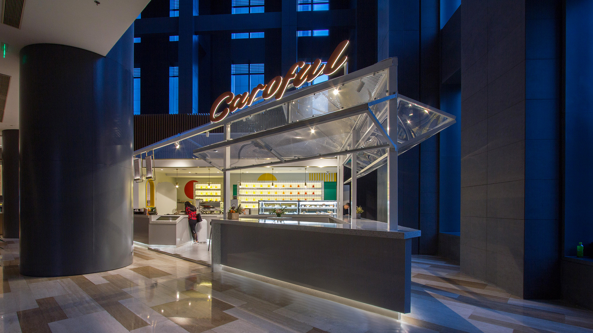 我们在办公大楼里建造了一座通透新鲜的果汁氧吧