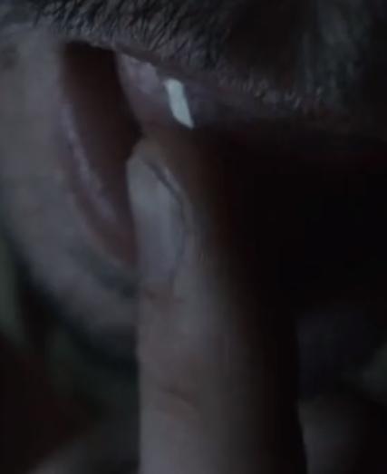 又渴又疼!手臂被石头卡住五天五夜?这部电影告诉你如何断臂求生