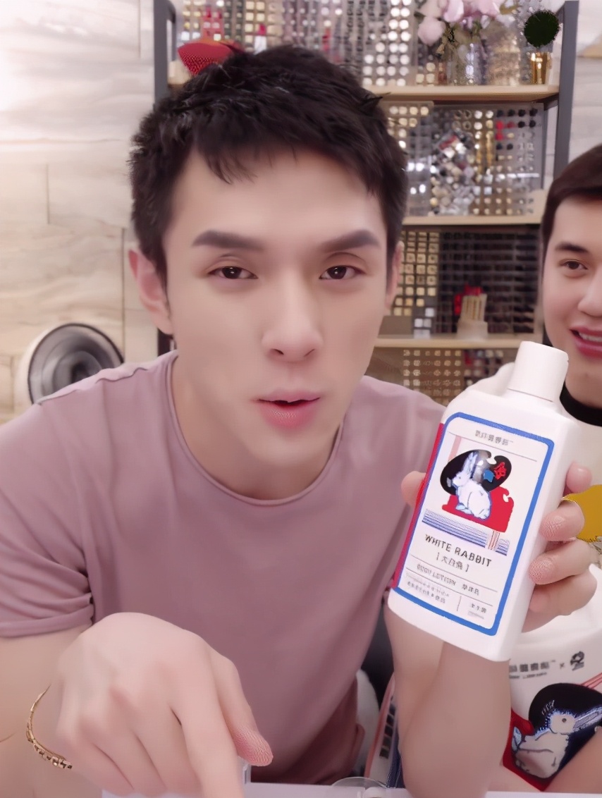 屈臣氏“万能级”的身体乳，李佳琦：干燥黑色素都没了